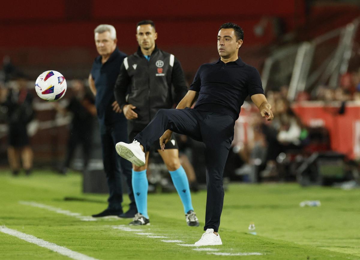 Xavi controla el balón durante el Mallorca-Barça