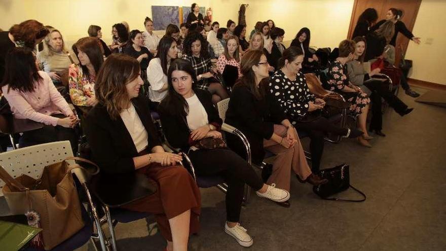 Participantes en el programa &quot;Enfoca talento&quot; y mentoras, ayer, en el Valdecarzana.