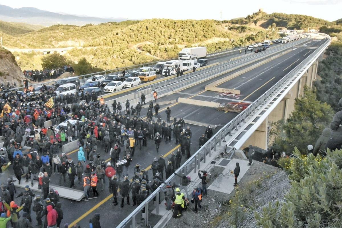 Desalojo de manifestantes en La Jonquera