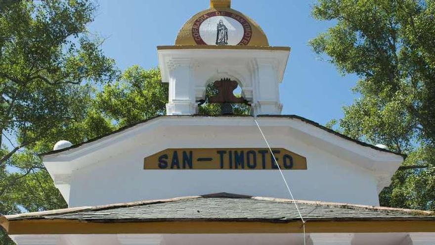 La imagen de San Timoteo, el año pasado, saliendo de la capilla para la procesión, en Luarca.