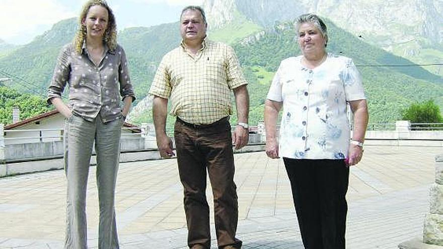 Por la izquierda, Noemí Martín, Cándido Vega y Ana Gallinar, presidenta de la Asociación de Mayores de Ponga.