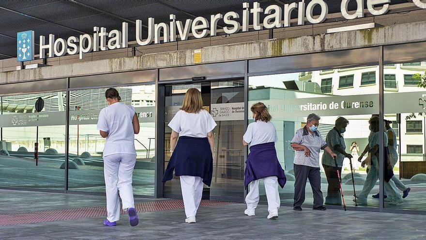 Sanitarios en la entrada del nuevo edificio de hospitalización de Ourense.