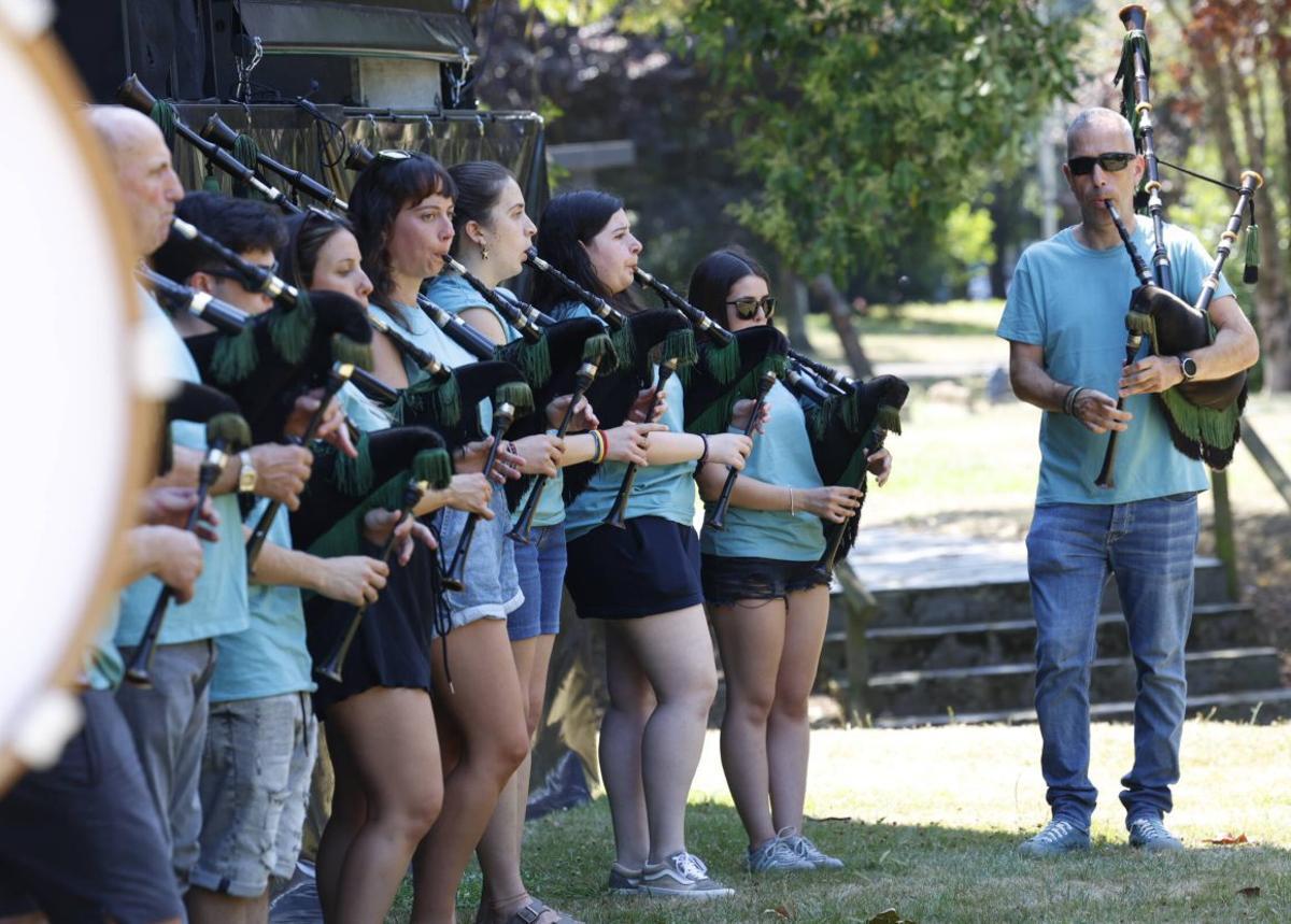 La Banda de Gaitas de Castrillón pone música al día grande de la fiesta.