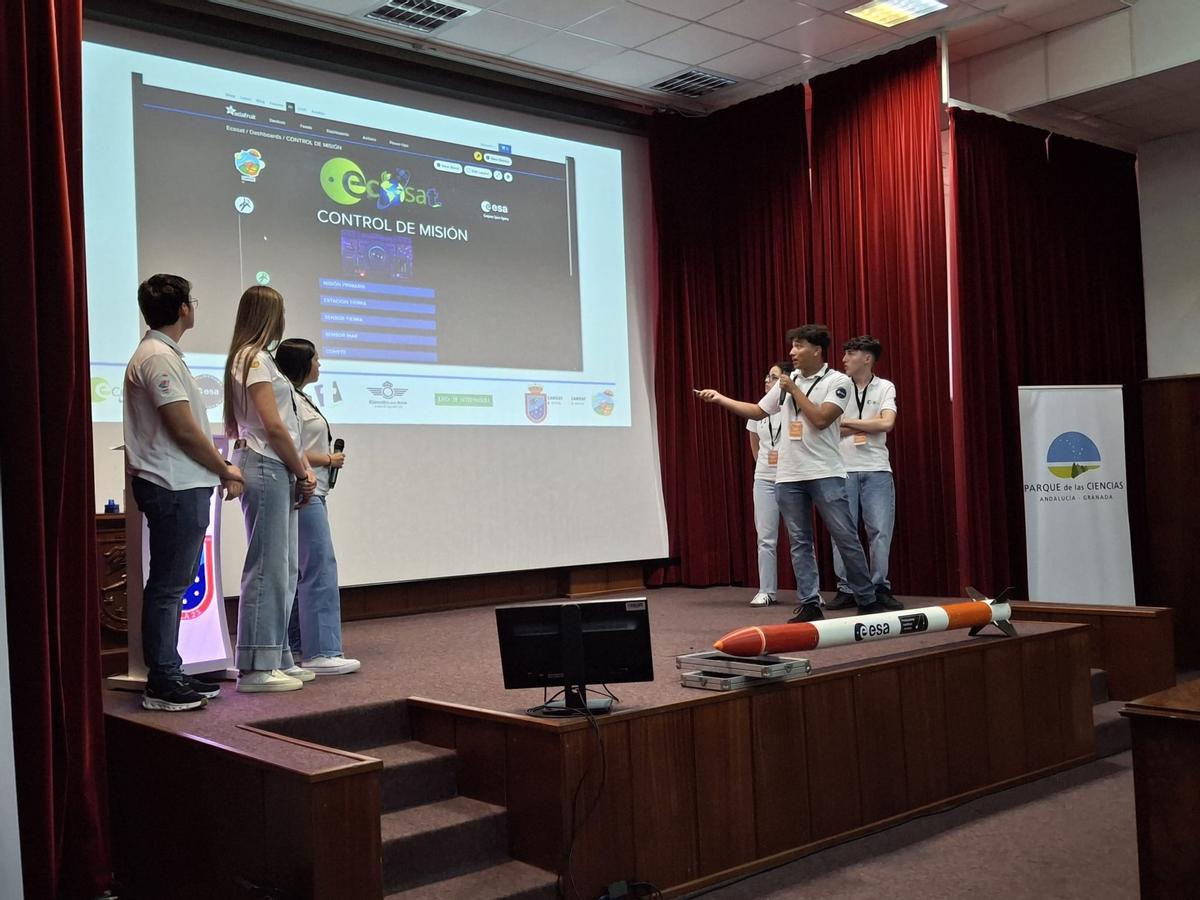 El equipo representante de Murcia explica al jurado su propuesta.