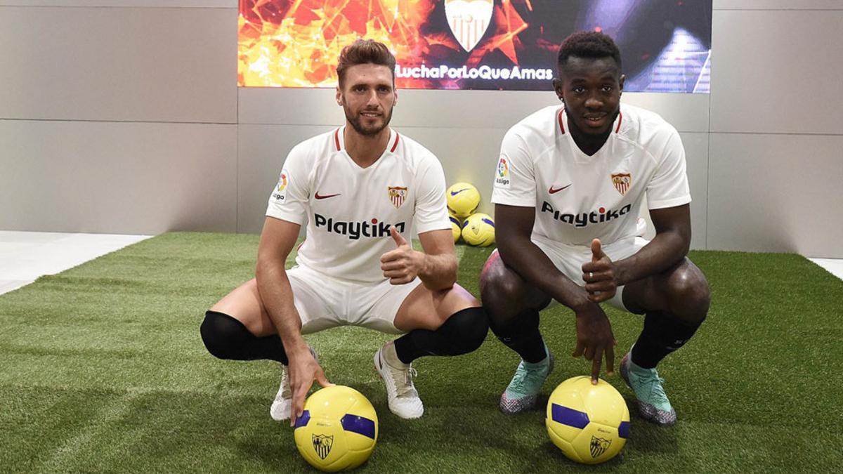 Sergi Gómez junto a Joris Gnagnon en su presentación con el Sevilla