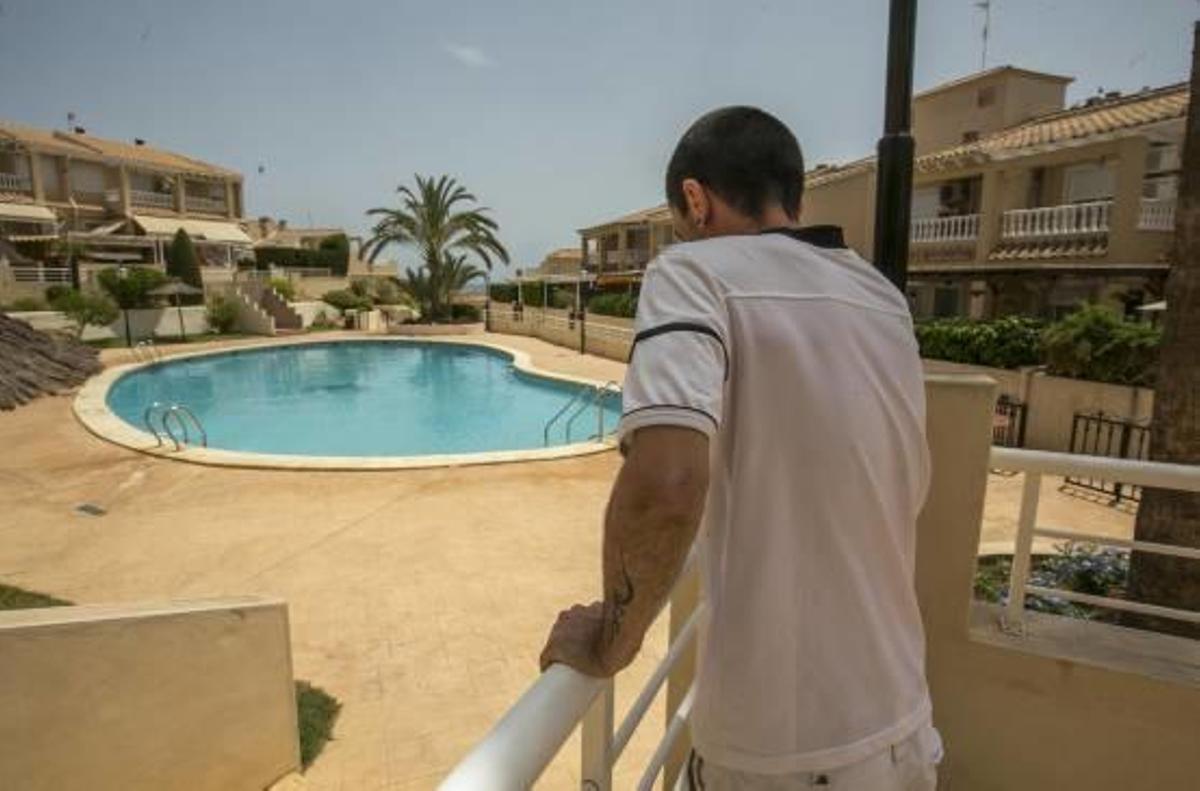 La víctima y al fondo la piscina donde se produjeron las agresiones la pasada semana.