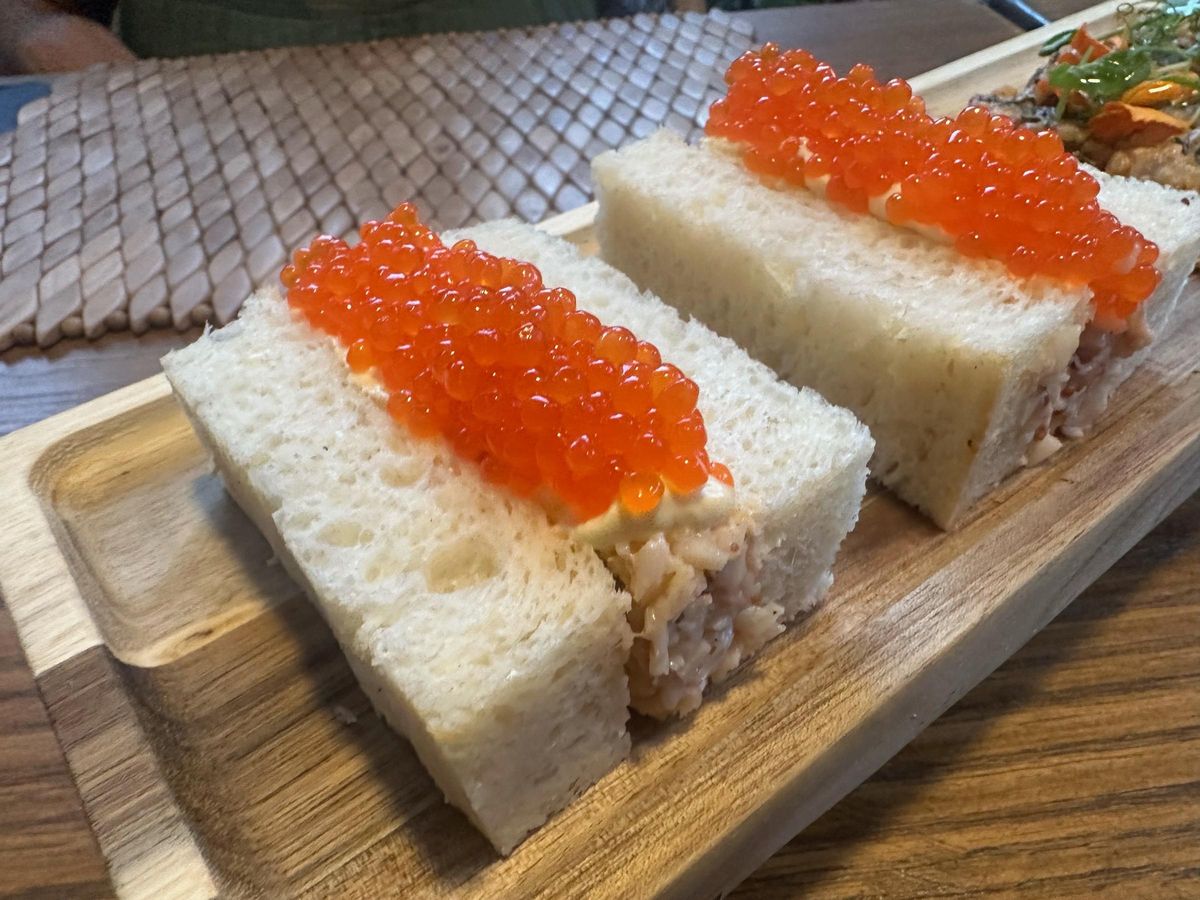 Sándwich de bogavantes y huevas encurtidas.