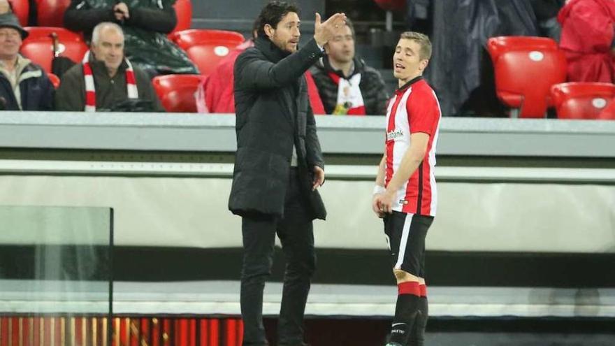 Víctor Sánchez, junto a Iker Muniain, anoche en San Mamés.