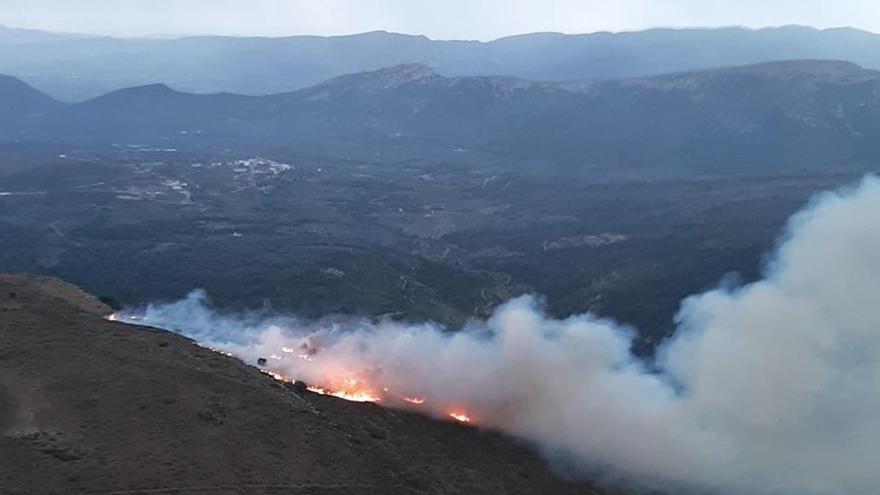 La jornada se complica para los servicios de emergencia: ya son cinco los incendios ligados a las tormentas en el interior de Castellón