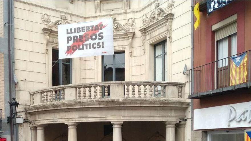 La pancarta està suspesa davant la façana de l&#039;ajuntament subjectada amb cables que venen dels edificis veïns