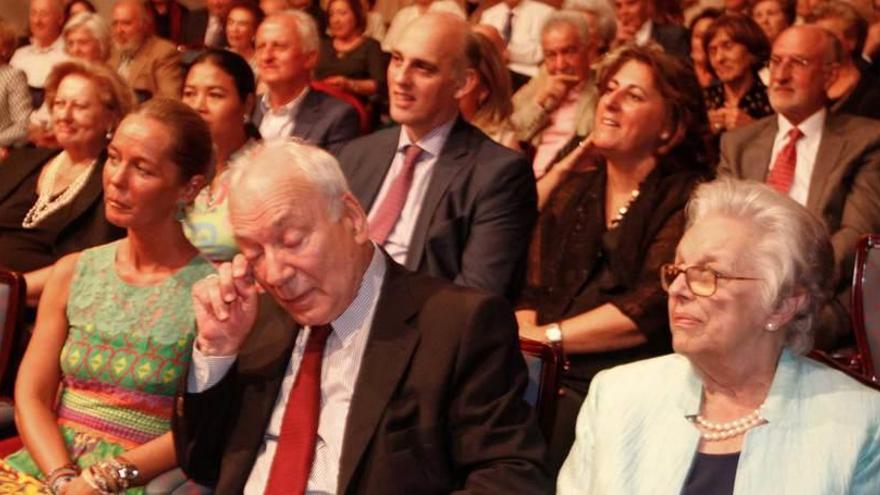 Francisco Rodríguez, emocionado, entre su hija Rocío y su esposa, María Isabel Coloma.