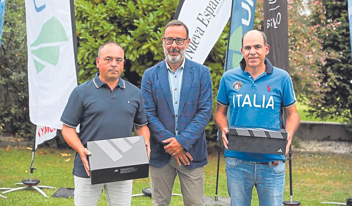 PRIMERA PAREJA SENIOR. Alejandro Álvarez Moro y Juan Pastor Fernández, junto a Marcos Alonso, gerente de LA NUEVA ESPAÑA