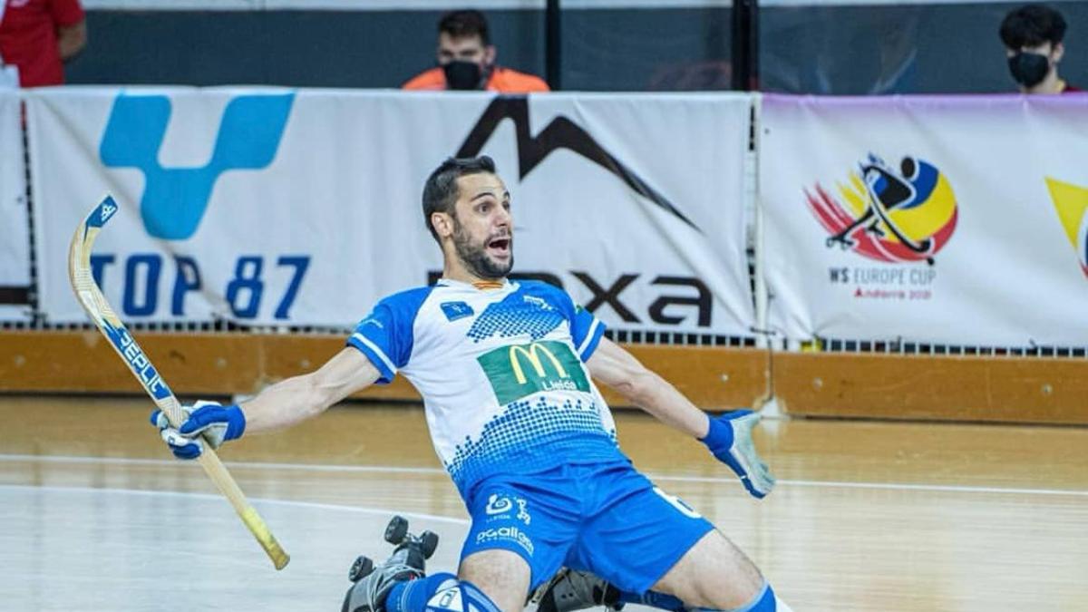 Uri Vives celebra un gol amb el Lleida