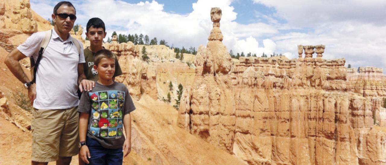 Fernando Rubio, con sus dos hijos, en el Cañón del Colorado. // FDV