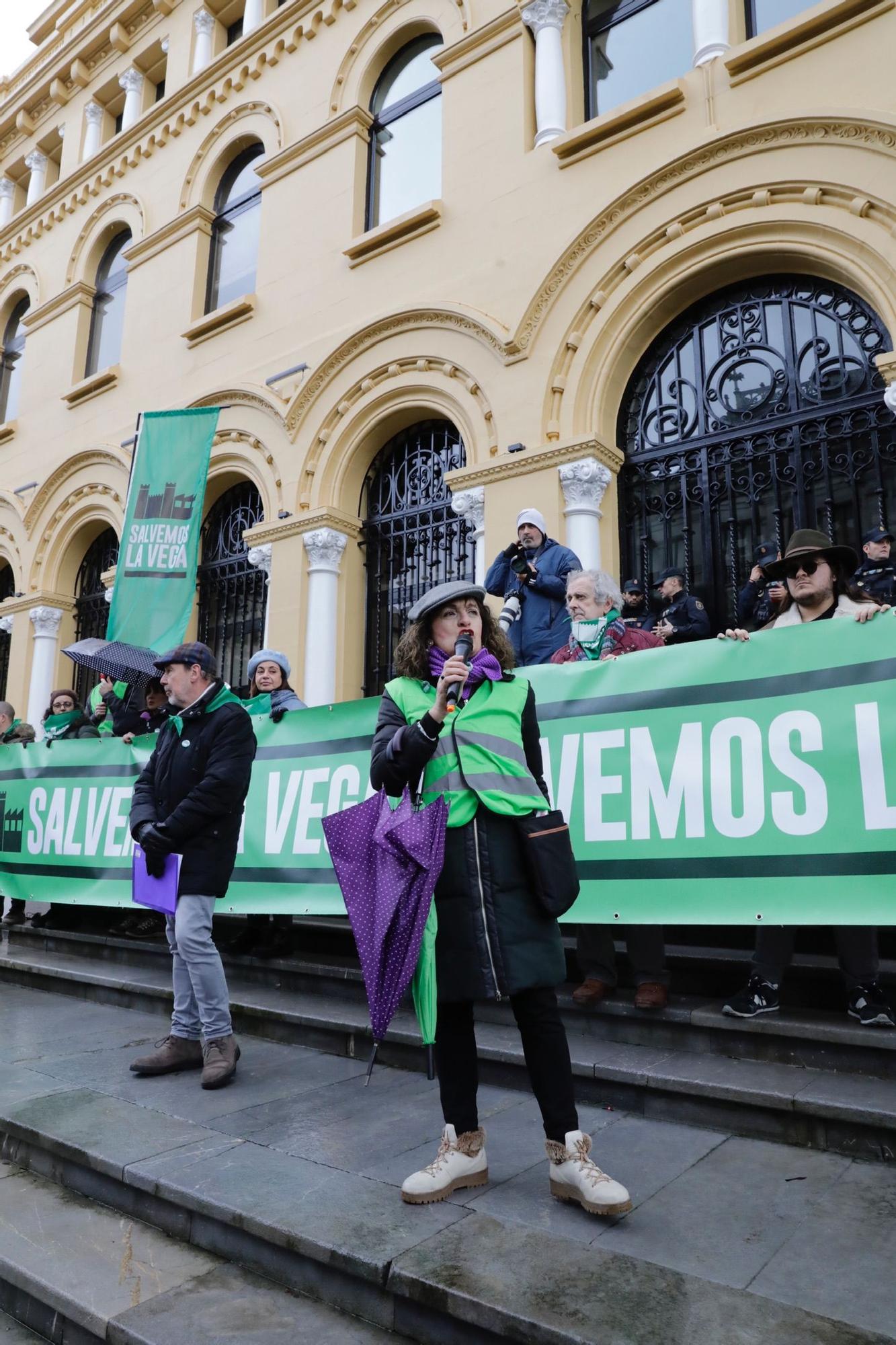 "La Vega no se vende, La Vega se defiende": así fue la concentración de Salvemos La Vega en Oviedo