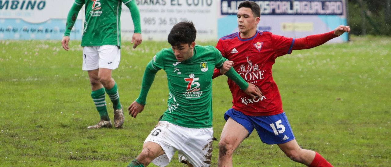 El jugador del Llanes Luisen, con el balón, presionado por Mateo, del Ceares.