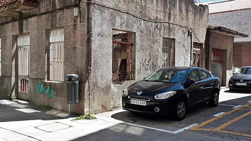 Edificio de la avenida de Ourense, en O Forte, ya vallado. |   // GONZALO NÜÑEZ