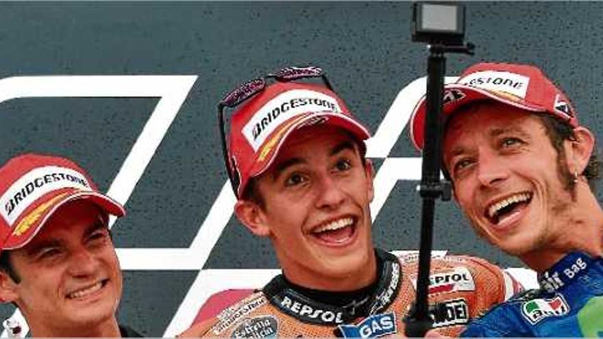 Dani Pedrosa, Marc Márquez i Valentino Rossi es fan una &quot;selfie&quot; al podi d&#039;ahir a Saschenring, en el Gran Premi d&#039;Alemanya.