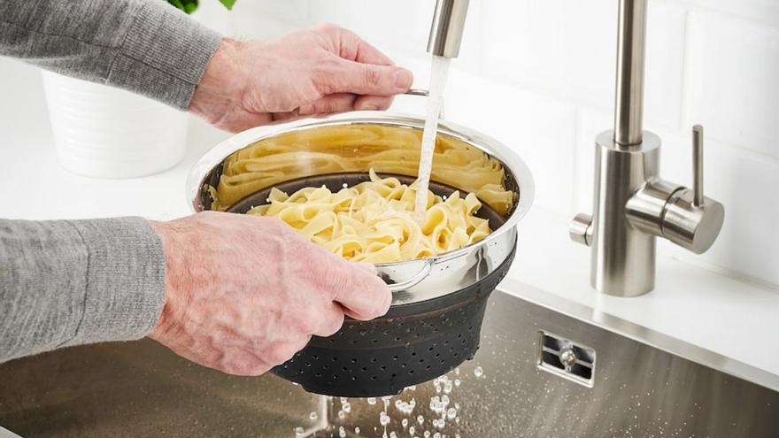 Nunca escurrir la pasta fue tan sencillo: el colador plegable de moda ya está en Ikea