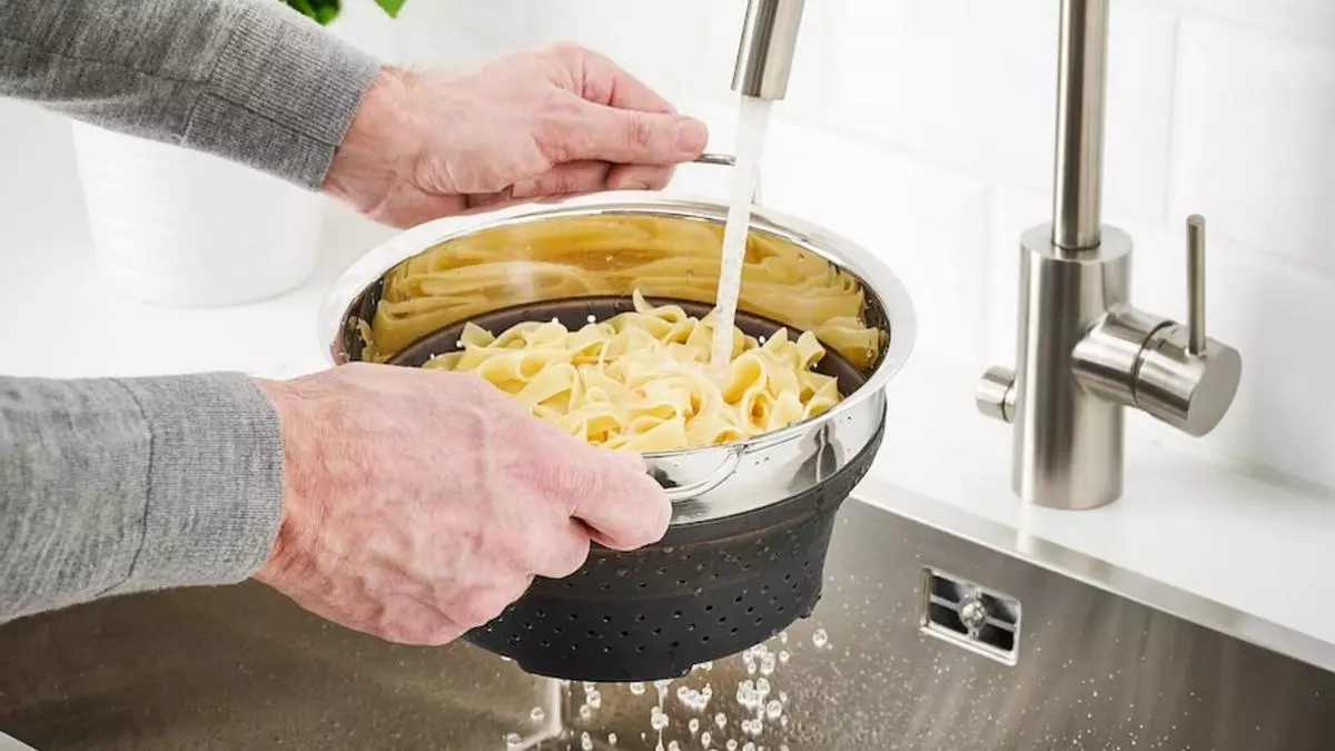 Nunca escurrir la pasta fue tan sencillo: el colador plegable de moda ya está en Ikea