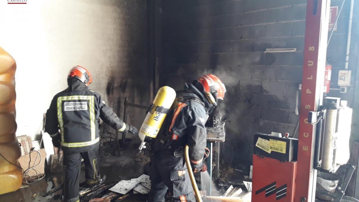 Los bomberos se dirigen a un incendio en una vivienda de Onda