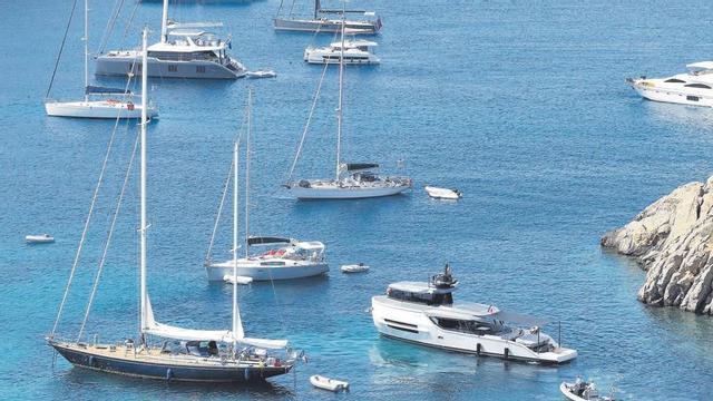 Embarcaciones fondeadas en la bahía de Porroig, en Sant Josep. | VICENT MARÍ
