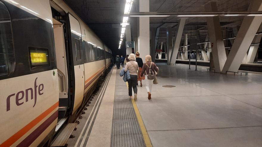 Los bonos gratuitos duplican el uso del tren en Galicia y rozan el millón de viajeros en el comienzo del año