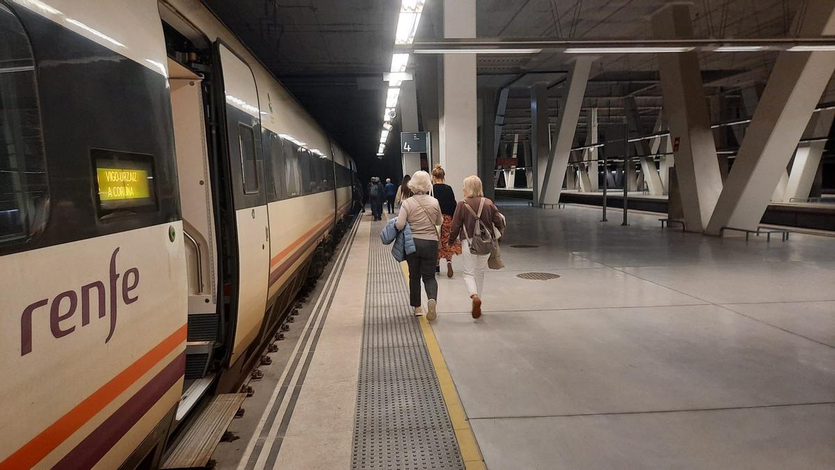 Viajeros de un tren de Media Distancia entre Vigo-Urzáiz y A Coruña en una imagen de archivo de marzo de 2023