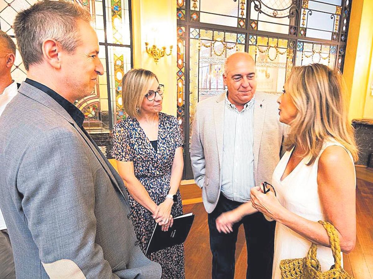 Ricardo Barceló y Cristina Sánchez (EL PERIÓDICO), junto al alcalde de Remolinos.