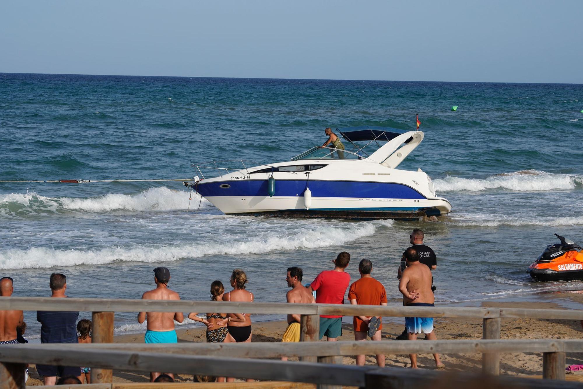 Una embarcación se queda encallada en una playa de Arenales del Sol