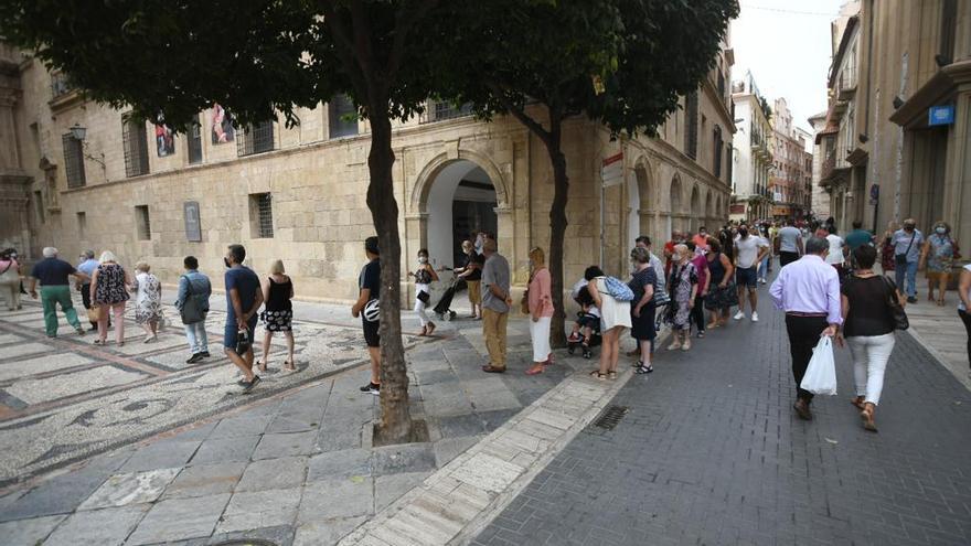 Colas para venerar a la Virgen de la Fuensanta, que se queda en la Catedral