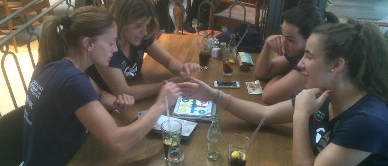 Silvia Navarro, María Luján, Alba Albaladejo y Dara Hernández juegan al parchís en una tablet en Estambul.