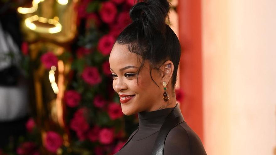 Rihanna con vestiod de Alaïa en la alfombra roja de los Premios Oscar 2023