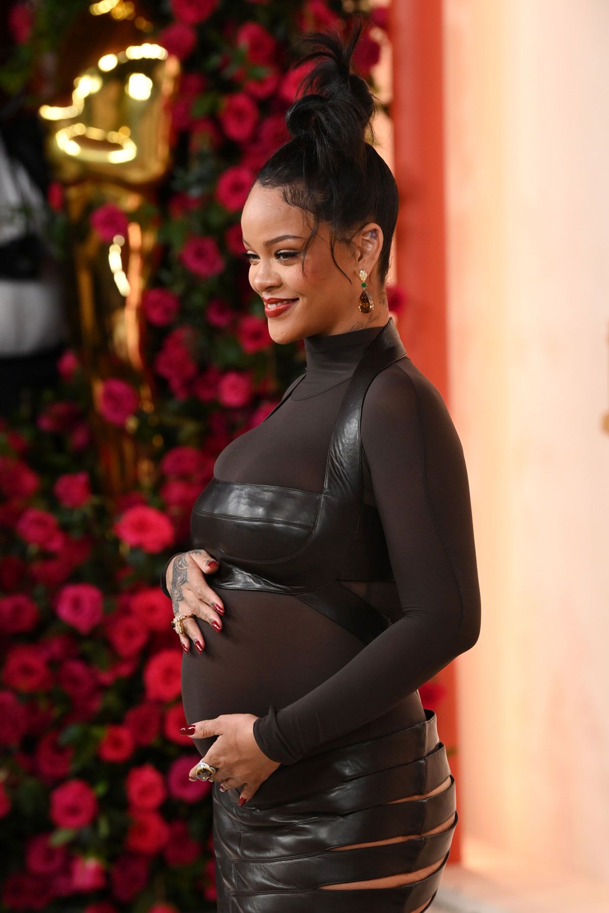 Rihanna con vestido de Alaïa en la alfombra roja de los Premios Oscar 2023