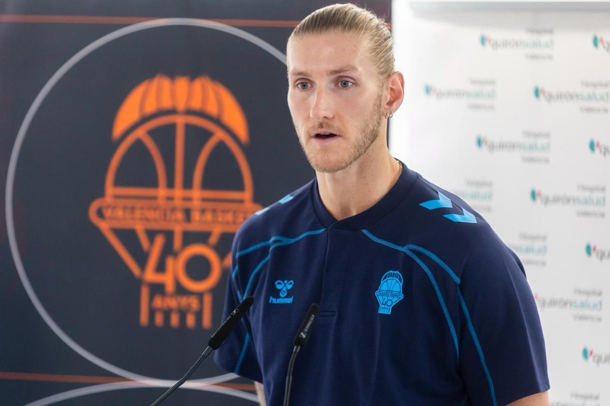 Dylan Osetkowski, durante su presentación con el Valencia Basket.