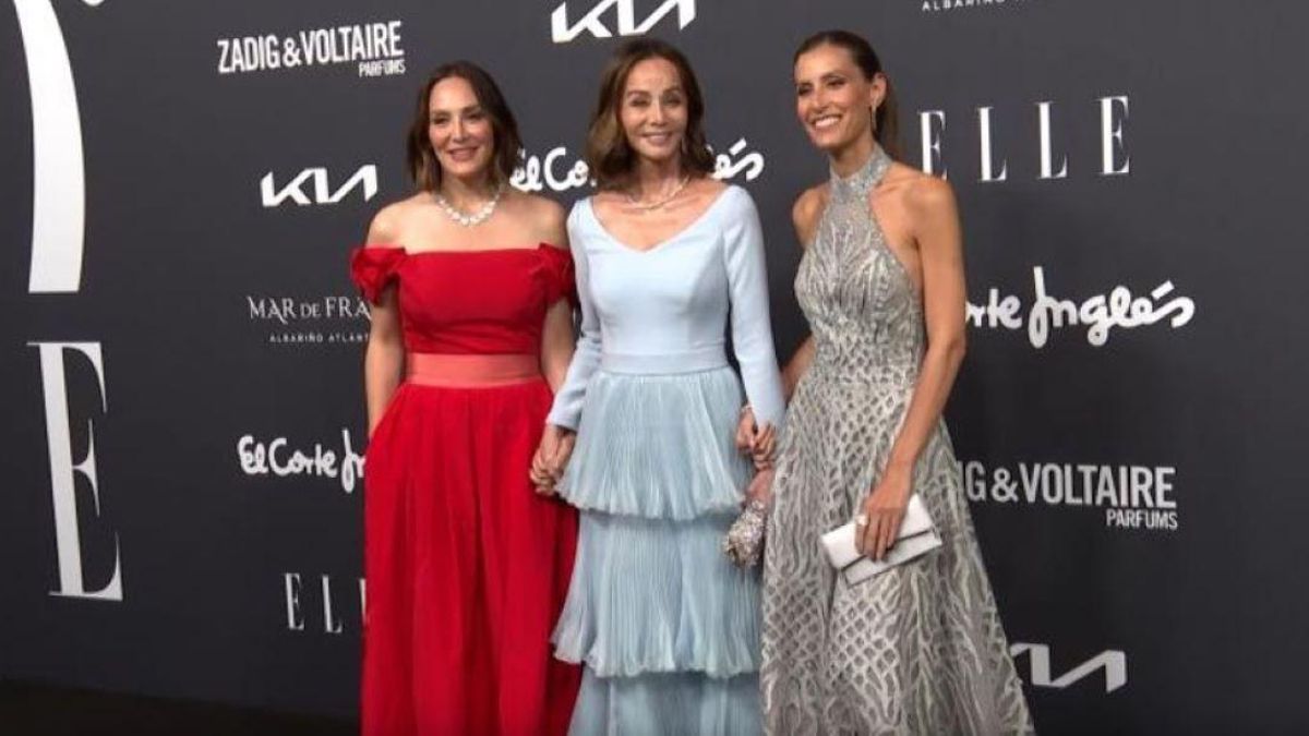 Isabel Preysler y sus hijas en sus hijas en la Elle Style Awards