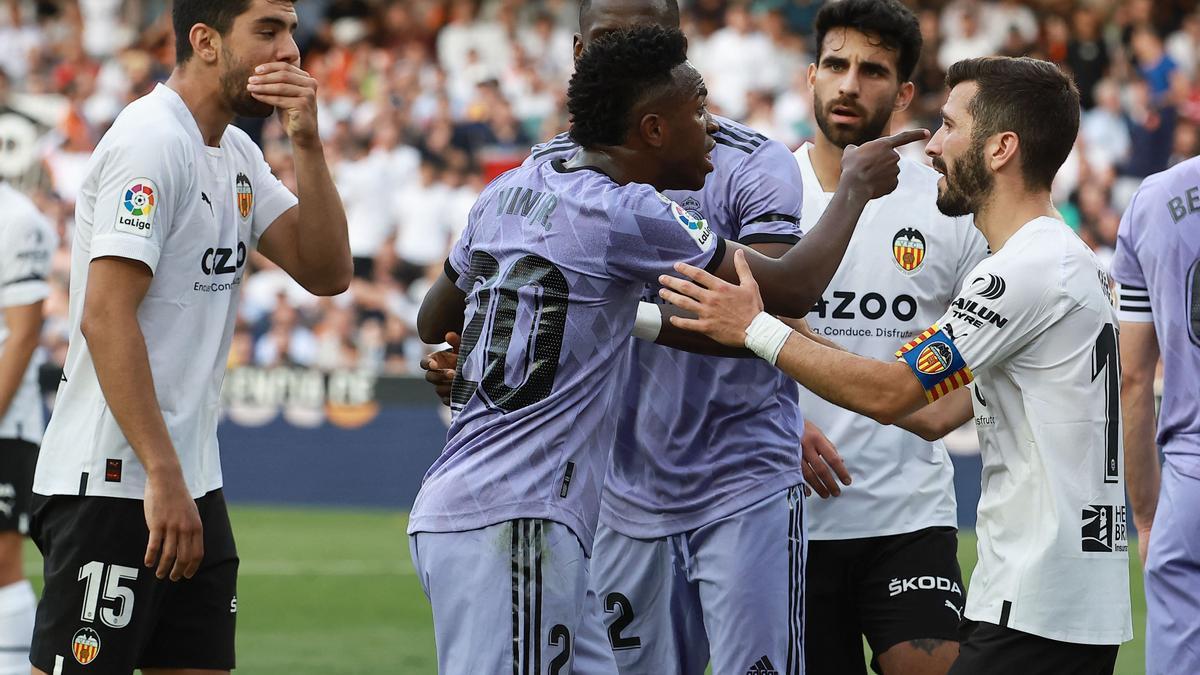 Vinicius señala a un aficionado que le insultó desde la grada de Mestalla.