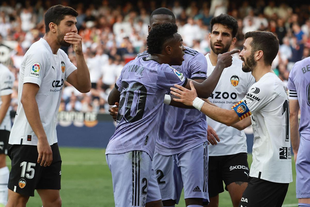 Vinicius señala a un aficionado que le insultó desde la grada de Mestalla. 