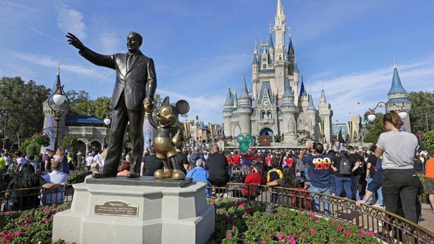 Arrestan a dos empleados de Disney por pornografía infantil