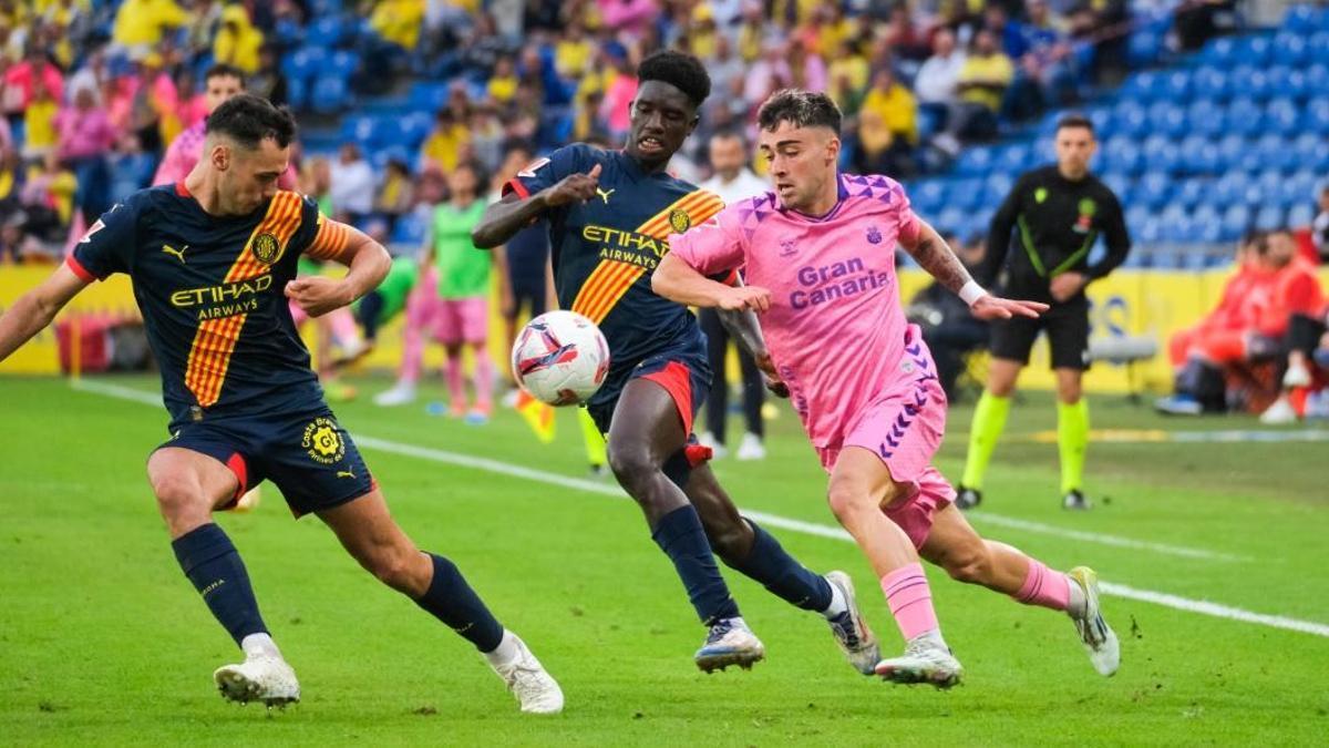 Papa, al mig lluitant amb Moleiro, el dia que va debutar a Primera Divisió amb el Girona.