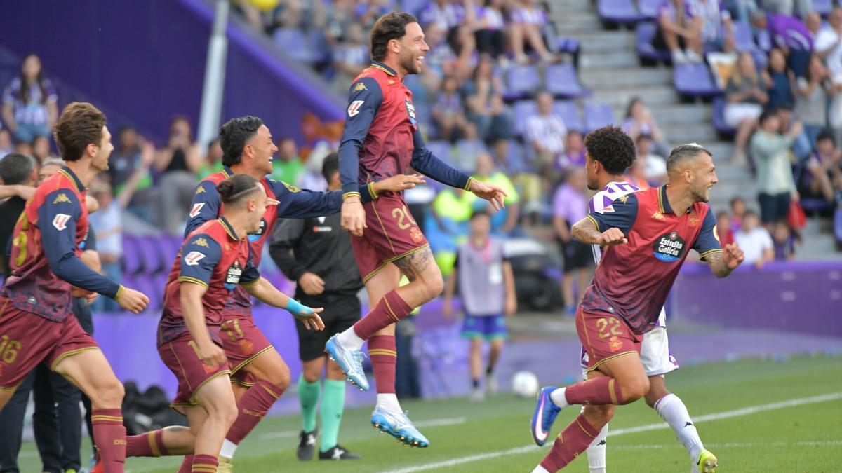 José Ángel salta con el resto de jugadores del banquillo nada más finalizar el duelo ante el Valladolid.