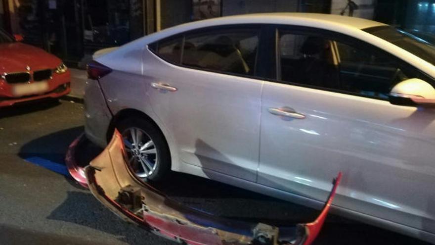 Un coche huye de un accidente y deja atrás el parachoques