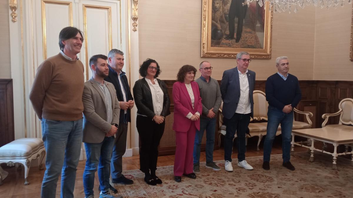 La alcaldesa Sanmartín y el concelleiro Xan Duro se reunieron en Raxoi con los regidores de los gobiernos municipales del área de Santiago para explicar los avances en el parque comarcal de bomberos