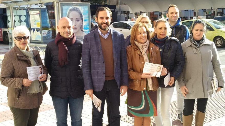 Daniel Pérez y Begoña Medina, con los vecinos de la zona.