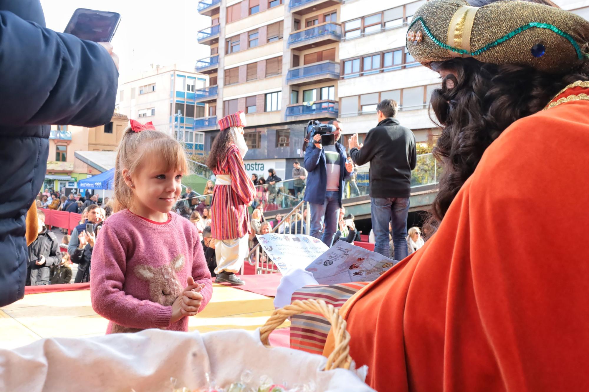 Multitudinaria entrega de las cartas de los niños de Vila-real a los pajes reales