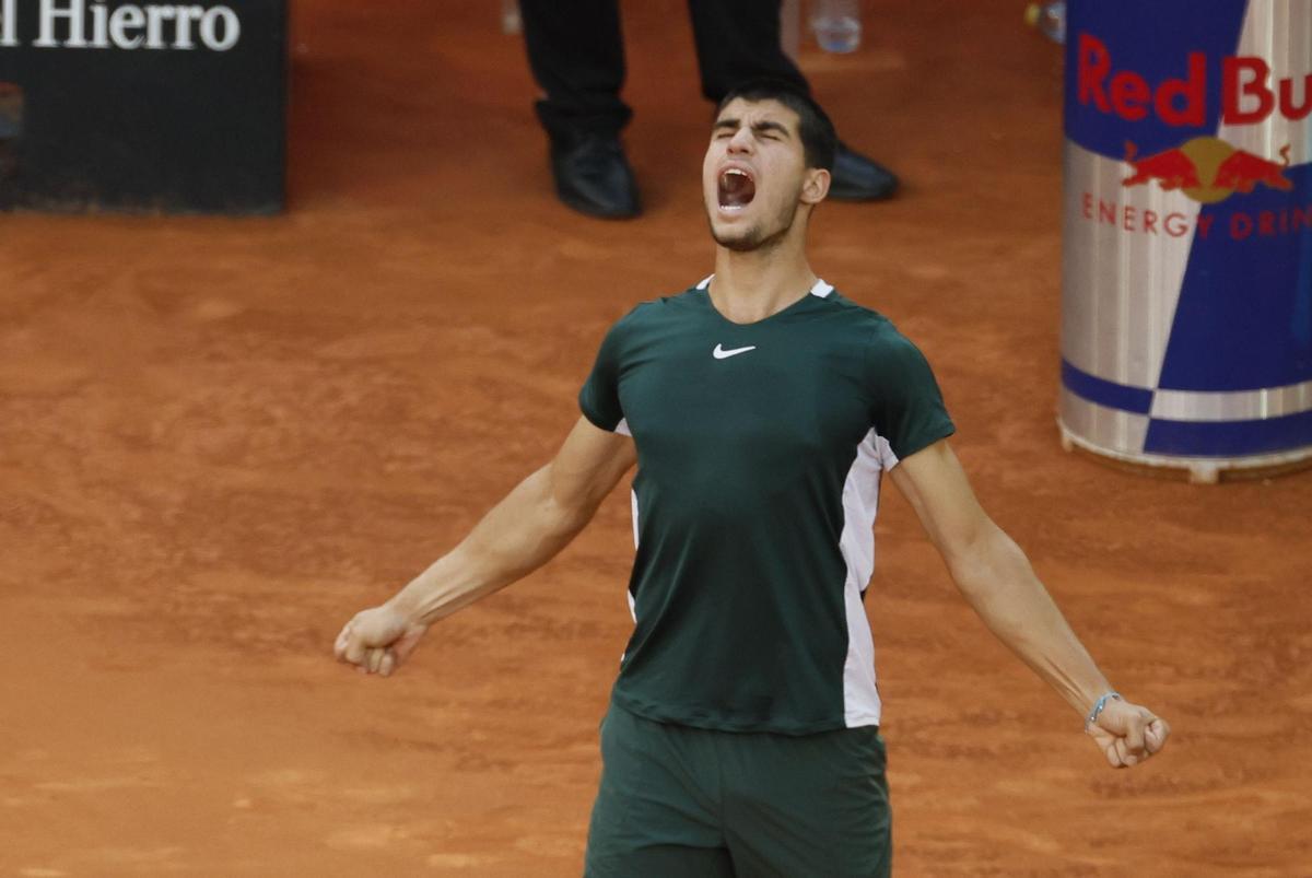 MADRID, 08/05/2022.- El tenista español Carlos Alcaraz celebra su victoria en la final del Mutua Madrid Open tras derrotar al alemán Alexander Zverev en el encuentro que han disputado este domingo en las instalaciones de la Caja Mágica, en Madrid. EFE/Juanjo Martín.