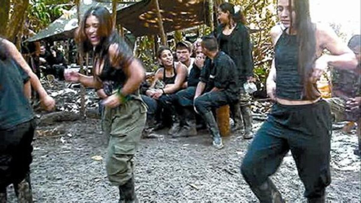 Bailando en la selva 8 Nijmeier (derecha), en un momento distendido en un campamento de las FARC.