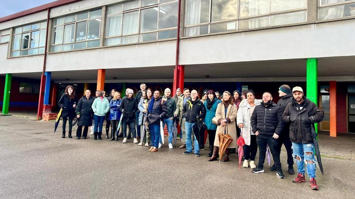 EN IMÁGENES: Las familias del colegio "Campiello" de Piedras Blancas piden reparaciones en el centro, que cumple 50 años