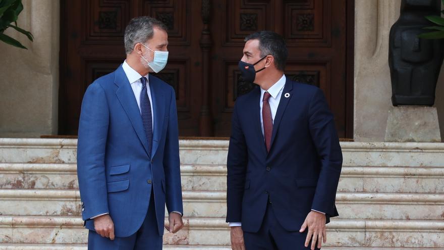 El rey Felipe VI y el presidente del Gobierno, Pedro Sánchez.