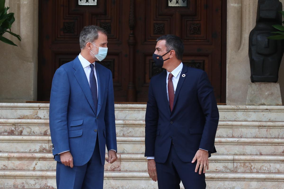 El rey Felipe VI y el presidente del Gobierno, Pedro Sánchez.